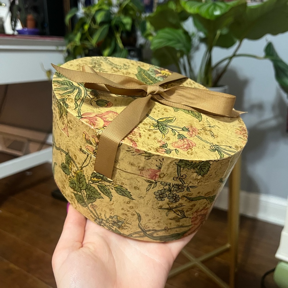 Floral patterned gift box with ribbon for bow 🎀